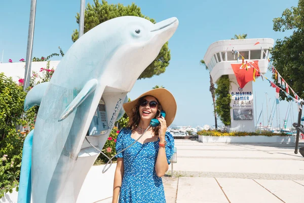 August 2021 Kemer Türkei Frau Telefoniert Mit Lustiger Delfinstatue — Stockfoto