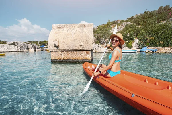 Girl Kayak Explores Ancient Lycian Tomb Sticking Out Water Middle — 图库照片