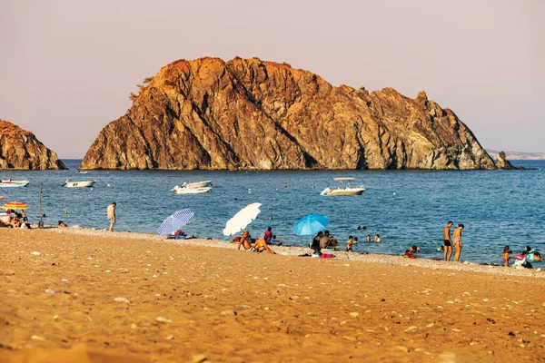 Agosto 2021 Cirali Turquía Los Turistas Toman Sol Nadan Playa — Foto de Stock