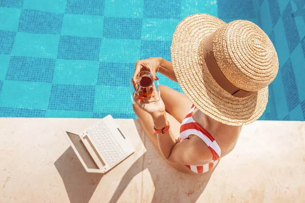 Ordenador Portátil Con Vaso Turco Fondo Una Piscina Complejo Trabajo —  Fotos de Stock