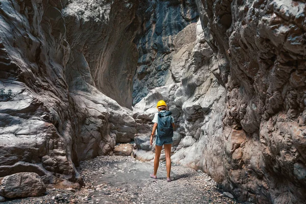 Persona Con Casco Mochila Senderismo Profundo Oscuro Pero Increíble Cañón — Foto de Stock