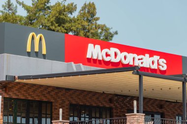 30 Ağustos 2021, Kemer, Türkiye: McDonalds 'ın ünlü Fast Food ağı bayiliği restoranının girişindeki tabelası
