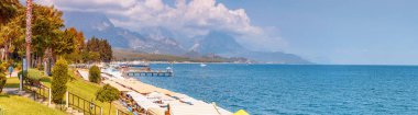 30 Ağustos 2021, Kemer, Türkiye: Kemer tatil beldesi sahil şeridinin su faaliyetleri ve dinlenme yerleriyle panoramik manzarası