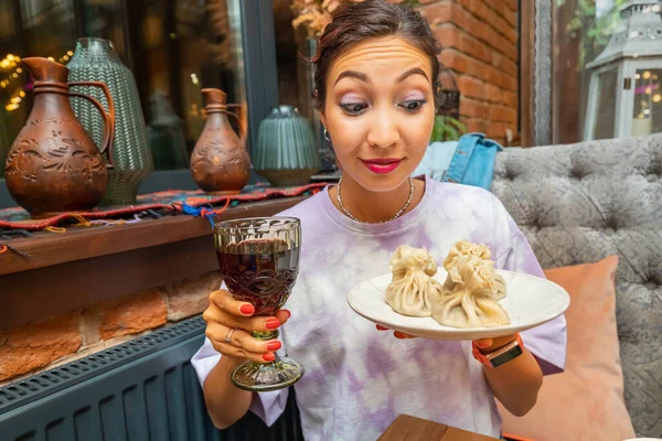 Žena Pije Gruzínské Víno Tradiční Khinkali Kuchyně Restauraci — Stock fotografie