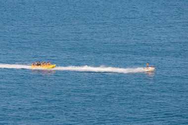 30 Ağustos 2021, Camyuva, Türkiye: yüksek hızlı tekne şişme muz çekiyor. Su eğlencesi, etkinlik ve deniz tatil beldesinde spor