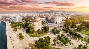 Selanik şehrinin ve tüm Makedonya bölgesinin ana sembolü olan Beyaz Kule 'nin havadan panoramik görüntüsü. Yunanistan 'da seyahat ve gezi eğlencesi kavramı