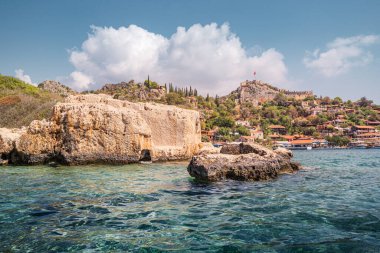Simena antik kalesi tepenin üstünde deniz kıyısından çarpıcı panoramik manzaralı. Türkiye 'nin Kekova adasında seyahat ve turistik merkezler.