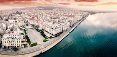 Selanik 'in başlıca turistik manzarası - Kafeler ve otel binaları olan Aristo Meydanı. Yunanistan ve Makedonya 'da seyahat, yaşam ve emlak kavramı