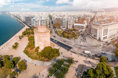 Selanik kenti ve tüm Makedonya bölgesinin ana simgesinin hava panoramik görüntüsü - arabalarla ve toplu taşımacılık trafiğiyle dolu işlek kavşağı olan Beyaz Kule.