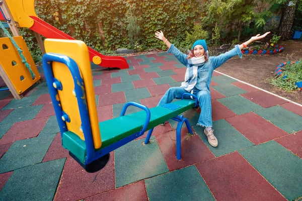 Kinderlijke Kinderlijke Vrolijke Vrouw Een Tienermeisje Zwaait Wip Begrip Psychologie — Stockfoto