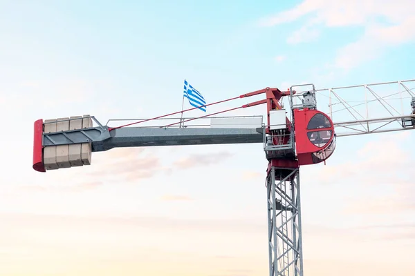 Uma Grua Construção Com Uma Bandeira Grega Conceito Investimento Indústria — Fotografia de Stock
