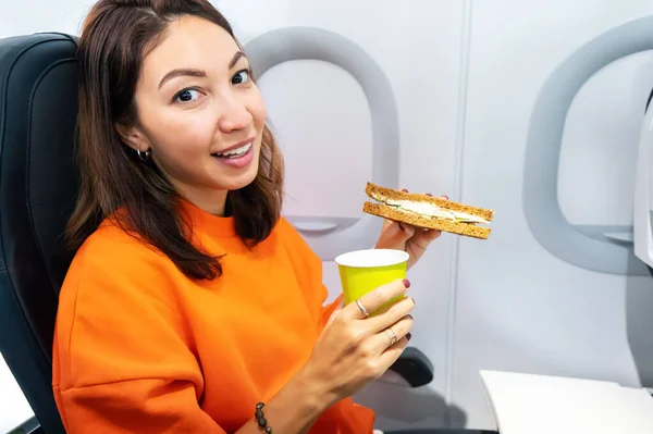 Donna Beve Caffè Mangia Delizioso Panino Fresco All Interno Dell — Foto Stock