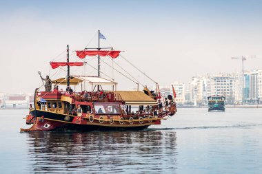 21 Ekim 2021, Selanik, Yunanistan: Yunan efsanevi gemisi Argo şehir seti boyunca yelken açtı. Gezi ve eğlence konsepti