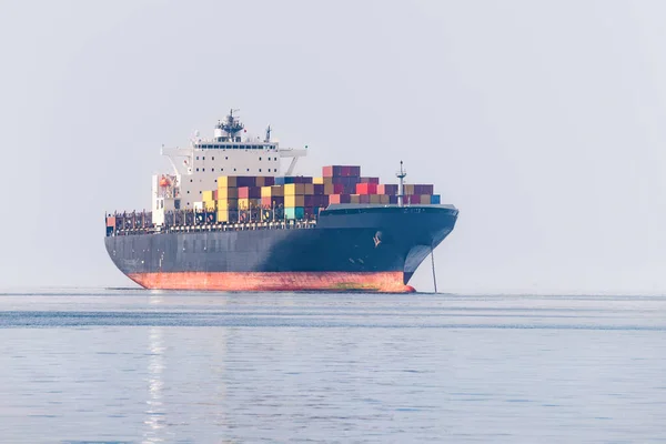 货船从中国运来了许多装货物的集装箱 海运和运输业 — 图库照片