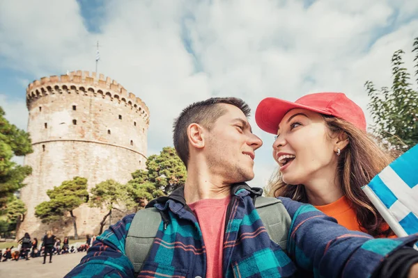 Ein Glückliches Paar Umarmt Sich Und Macht Ein Selfie Foto — Stockfoto