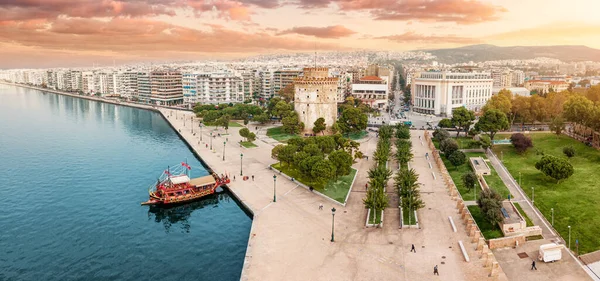 Selanik şehrinin ana sembolünün hava panoramik görüntüsü. Rıhtımda tekne turu gemisi olan Beyaz Kule. Yunanistan 'da seyahat işaretleri ve kentsel kalkınma kavramı.