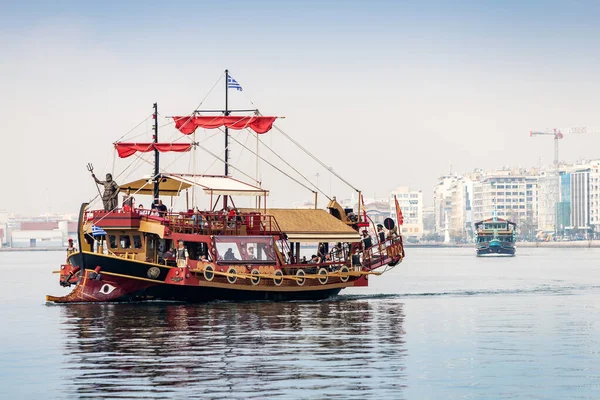 2021年10月21日 希腊塞萨洛尼基 游轮作为希腊传说中的Argo号船沿着城市堤岸航行 旅行和娱乐概念 — 图库照片