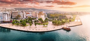 Selanik şehrinin ana sembolünün hava panoramik görüntüsü. Rıhtımda tekne turu gemisi olan Beyaz Kule. Yunanistan 'da seyahat işaretleri ve kentsel kalkınma kavramı.