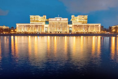 Savunma Bakanlığı akşamları Moskva Nehri 'nin sularında ışıklar ve yansımalarla inşa ediyor. Rusya Federasyonu 'ndaki silahlı kuvvetler ve siyasi güç kavramı