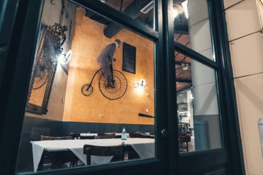 20 Ekim 2021, Selanik, Yunanistan: Bir restoranın retrosu