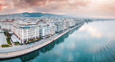 Selanik şehrinin ön cephesi ve deniz boyunca yürüyen bir yaya yolu olan hava manzarası. Yunanistan 'ı ziyaret ve gezi konsepti