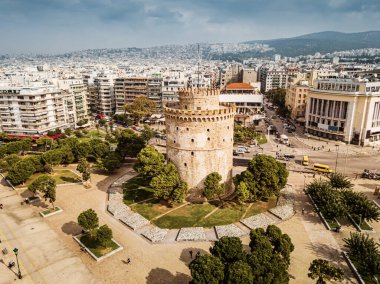 Selanik şehrinin ve tüm Makedonya bölgesinin ana sembolü olan Beyaz Kule 'nin havadan panoramik görüntüsü. Yunanistan 'da seyahat ve gezi eğlencesi kavramı