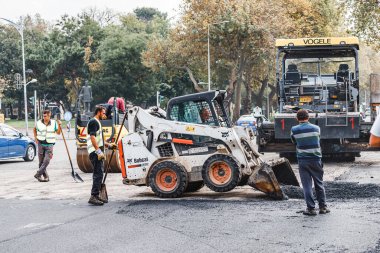 21 Ekim 2021, Selanik, Yunanistan: Çalışanlar ve Selanik sokaklarına taze asfalt sermek için ağır ekipmanlı bir inşaat sahası