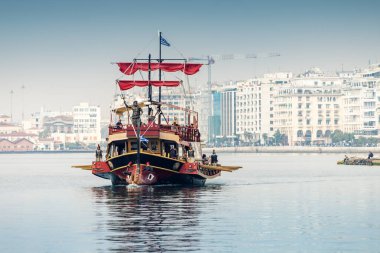 21 Ekim 2021, Selanik, Yunanistan: Yunan efsanevi gemisi Argo şehir seti boyunca yelken açtı. Gezi ve eğlence konsepti