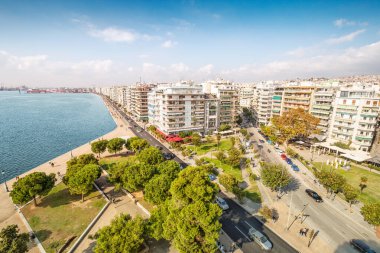 Selanik şehrinin dış cepheleri ve Beyaz Kule 'nin bakış açısından deniz boyunca yürüyen yaya yolu ile hava manzarası. Yunanistan 'ı ziyaret ve gezi konsepti
