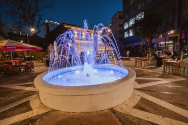 21 Ekim 2021, Selanik, Yunanistan: Şehir meydanında küçük bir çeşme aydınlandı