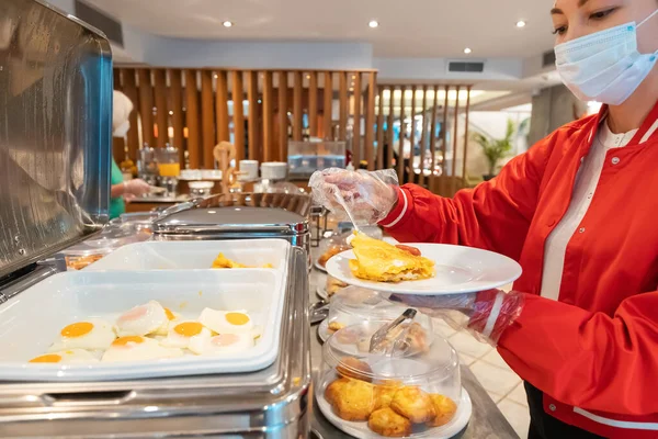 Woman Protective Medical Mask Collects Food Breakfast Buffet Her Hotel — Stock Photo, Image