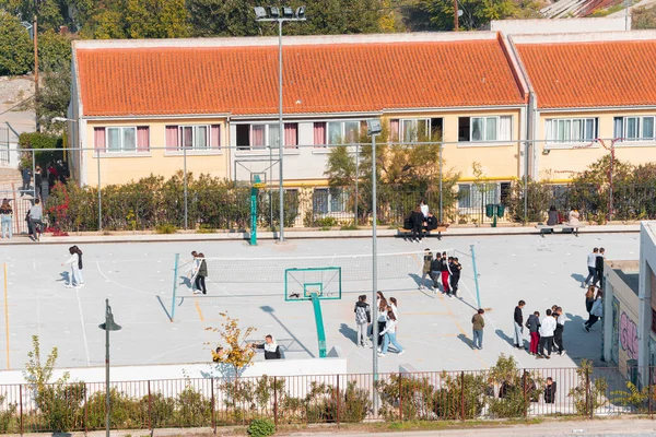 Oktober 2021 Thessaloniki Griechenland Kinder Gehen Freien Neben Dem Basketballplatz — Stockfoto