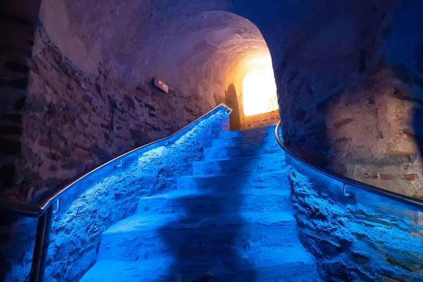 Kamenné Schodiště Vedoucí Nahoru Osvětlené Neonovým Světlem — Stock fotografie