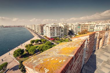 Selanik şehrinin dış cepheleri ve Beyaz Kule 'nin bakış açısından deniz boyunca yürüyen yaya yolu ile hava manzarası. Yunanistan 'ı ziyaret ve gezi konsepti