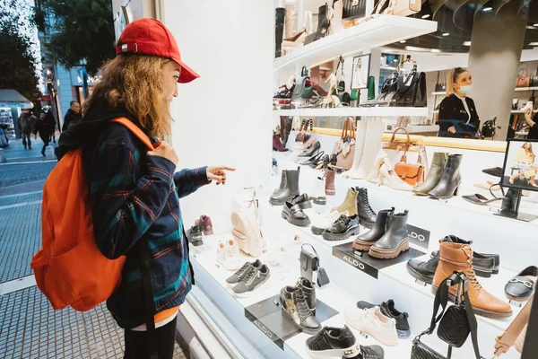 2021年10月21日 希腊塞萨洛尼基 女顾客在Aldo商店橱窗里选购时尚皮鞋 皮鞋和皮包的橱窗 — 图库照片