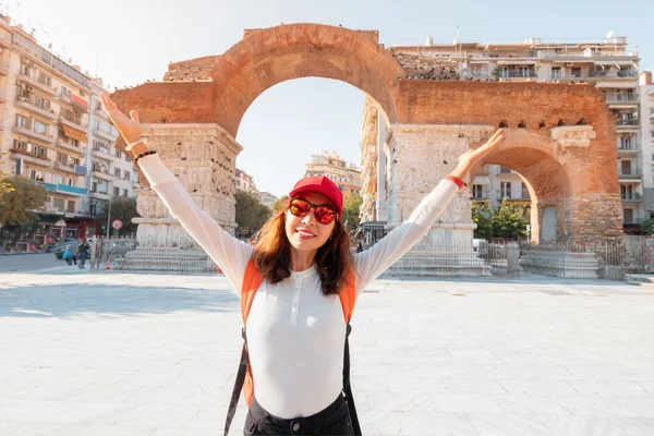 Happy Traveler Student Girl Σακίδιο Στέκεται Στη Θέα Και Απολαμβάνει — Φωτογραφία Αρχείου