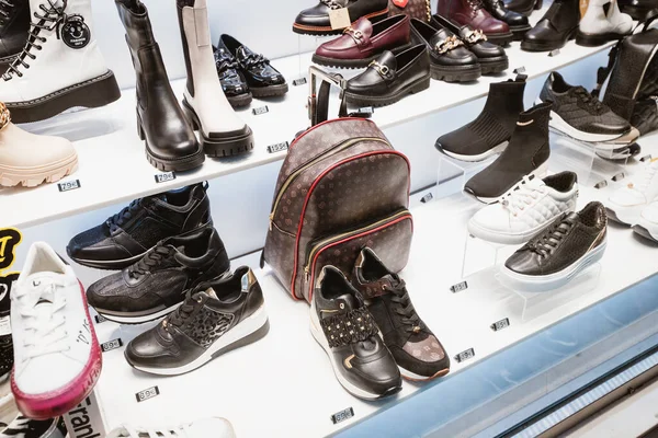 Октября 2021 Года Салоники Греция Витрина Модной Кожаной Обувью Обувью — стоковое фото
