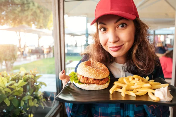 Посмішка Азіатська Дівчина Має Великий Бургер Картоплею Ресторані Швидкого Харчування — стокове фото