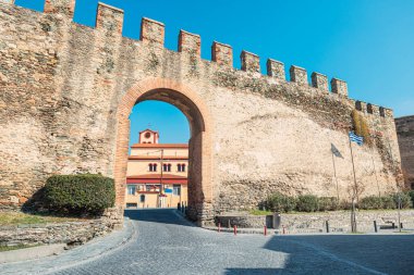 Yunanistan 'ın Selanik kentindeki Bizans şehir ve kalesine giden antik Trigonio Kapısı. Seyahat ve gezi eğlenceleri ve dönüm noktaları konsepti
