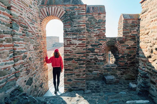 Traveler Girl Viewpoint Byzantine Castle Heptapyrgion Thessaloniki Concept Tourist Landmarks — Stock Photo, Image