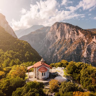 Efsanevi Mountain Olympus yakınlarındaki derin kanyondaki küçük bir kilisenin panoramik hava aracı görüntüsü. Tüm Yunan tanrıları ve Büyük Zeus 'un panteonu. Yunanistan 'daki Ulusal Parklar