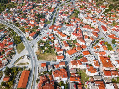 Bir tatil köyü veya köyün geleneksel kırmızı çatısının üzerindeki hava aracı görüntüsü. Avrupa 'da gayrimenkul ve seyahat kavramı