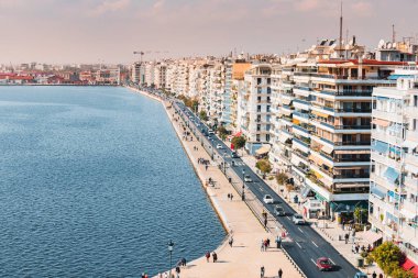 21 Ekim 2021, Selanik, Yunanistan: Selanik şehri cepheleri ve Beyaz Kule perspektifinden deniz boyunca yürüyen yaya yolu ile gezinti.