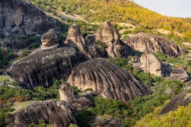 Ünlü Yunan meteora mekanında eşsiz desenli kumtaşı kayaları ve uçurumlar. Güneş doğarken doğa harikası manzarası. Seyahat çekimleri ve jeoloji oluşumları