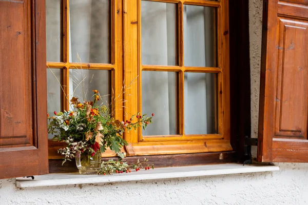 Podzimní Kytice Okně Domku Jako Dekorace — Stock fotografie