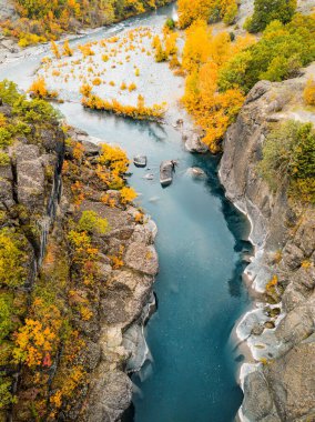 Renkli bir sonbahar boyunca kayalık bir vadide sakin bir nehri olan resim manzaralı ve sakin bir yer. Doğa parkında muhteşem bir Hint yazı.