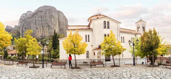 位于传说中的Meteora修道院脚下的一个安静的旅游小镇的中央广场 有许多旅馆和咖啡馆 — 图库照片