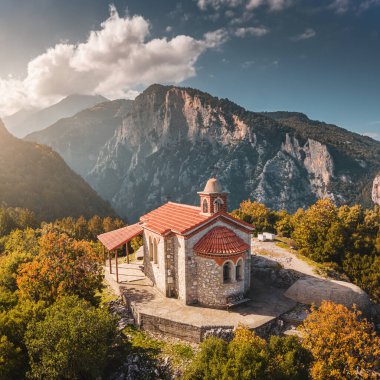 Efsanevi Dağ Olimpos Dağı yakınlarındaki derin kanyonda Elias 'ın küçük bir şapelinin panoramik görüntüsü. Tüm Yunan tanrıları ve Büyük Zeus' un panteonu..