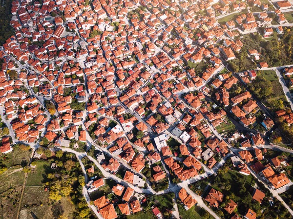 Bir tatil köyü ya da köyün geleneksel kırmızı çatılarının üzerindeki hava aracı görüntüsü. Avrupa 'da gayrimenkul ve seyahat kavramı