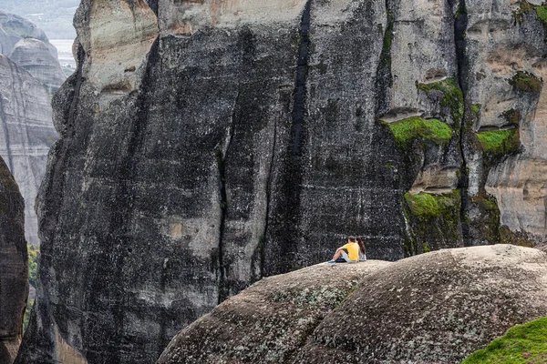 Ekim 2021 Meteora Yunanistan Muhteşem Bir Uçurumun Kenarında Oturan Aşık — Stok fotoğraf